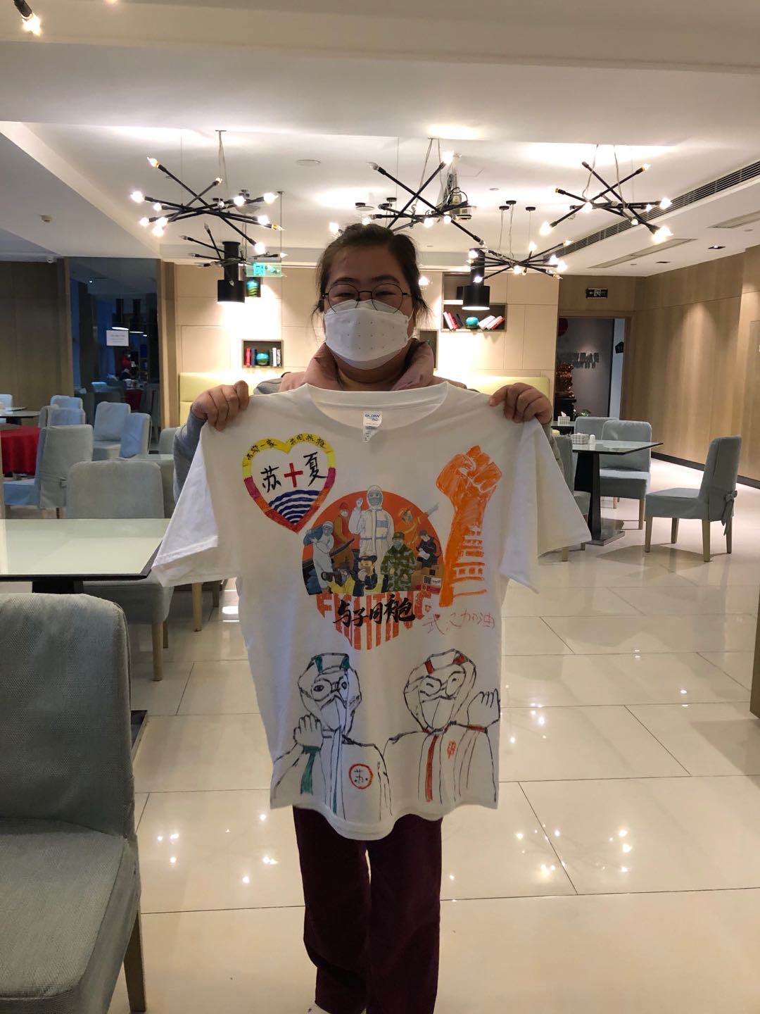 刘芳收到的礼物—"与子同袍"文化衫"与子同袍"文化衫,代表江苏,江夏一